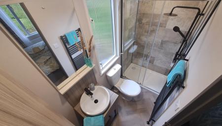 Badkamer en-suite bij ouderslaapkamer Victory Lochwood met wastafel, douche en toilet