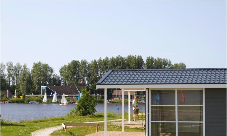 Chalet met uitzicht op het Lauwersmeer op Vakantiepark Lauwersoog
