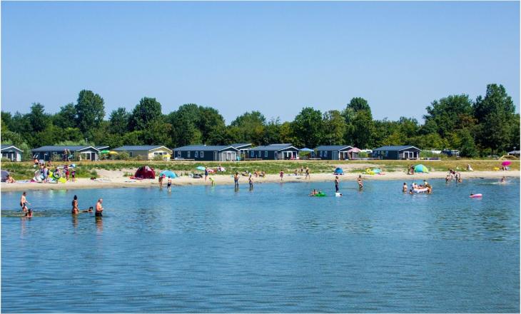 Chalets aan het strand van Lauwersmeer op Vakantiepark Lauwersoog